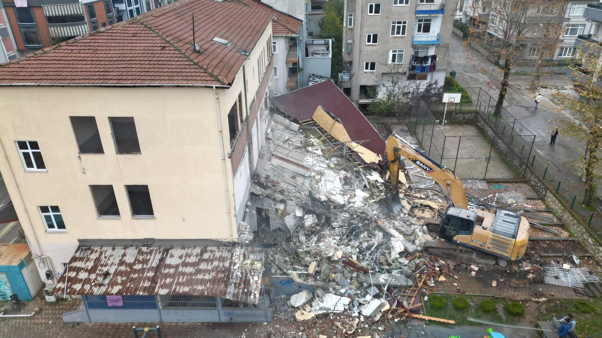 Körfez'de Riskli Binalar Yıkıldı (2)