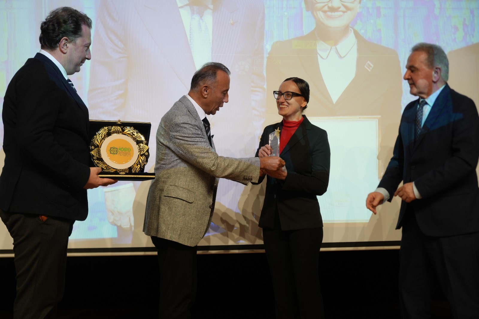 Prof. Dr. Mutlu Özcan’a Tüba Uluslararası Akademi Ödülü Verildi 02