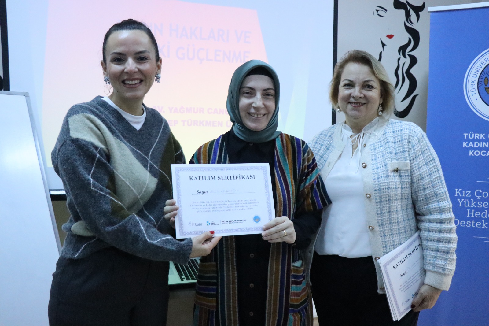 Programi Tamamlayan Kadinlara Sertifikalari Takdim Edildi (1)