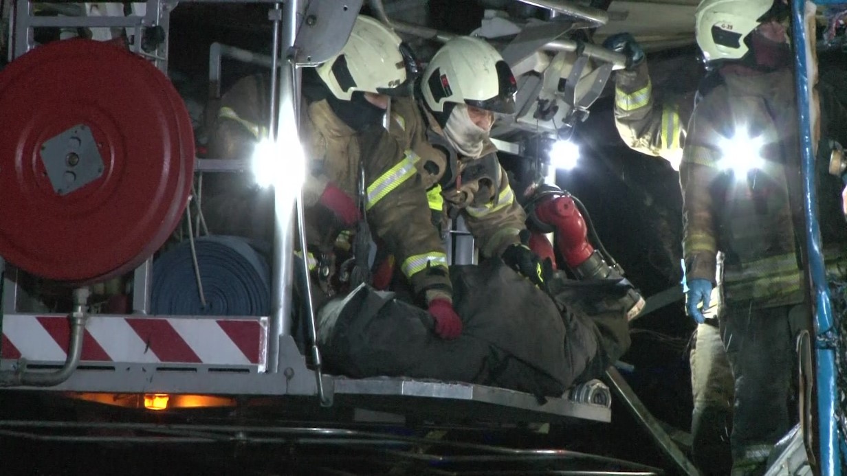 Sanayi Sitesinde Gece Yangını 1 Kişi Hayatını Kaybetti (2)