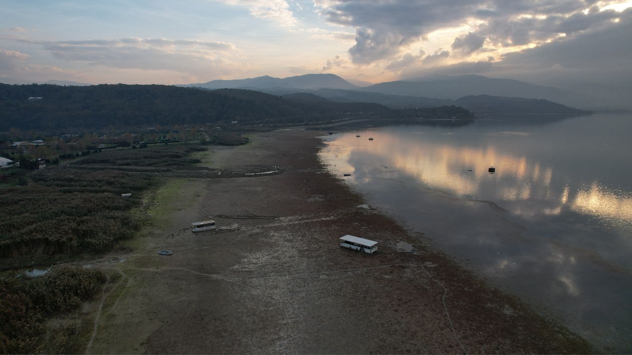 Sapanca Gölü Alarm Veriyor! 65 Yılın En Büyük Çekilmesi Kıyıları Çöle Çevirdi (7)
