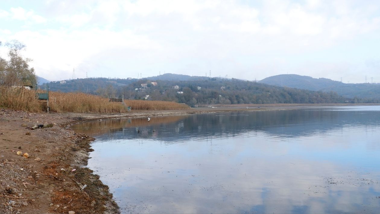 Sapanca Gölü’nde Tehlikeli Çekilme Eşme Sahili Alarm Veriyor (3)