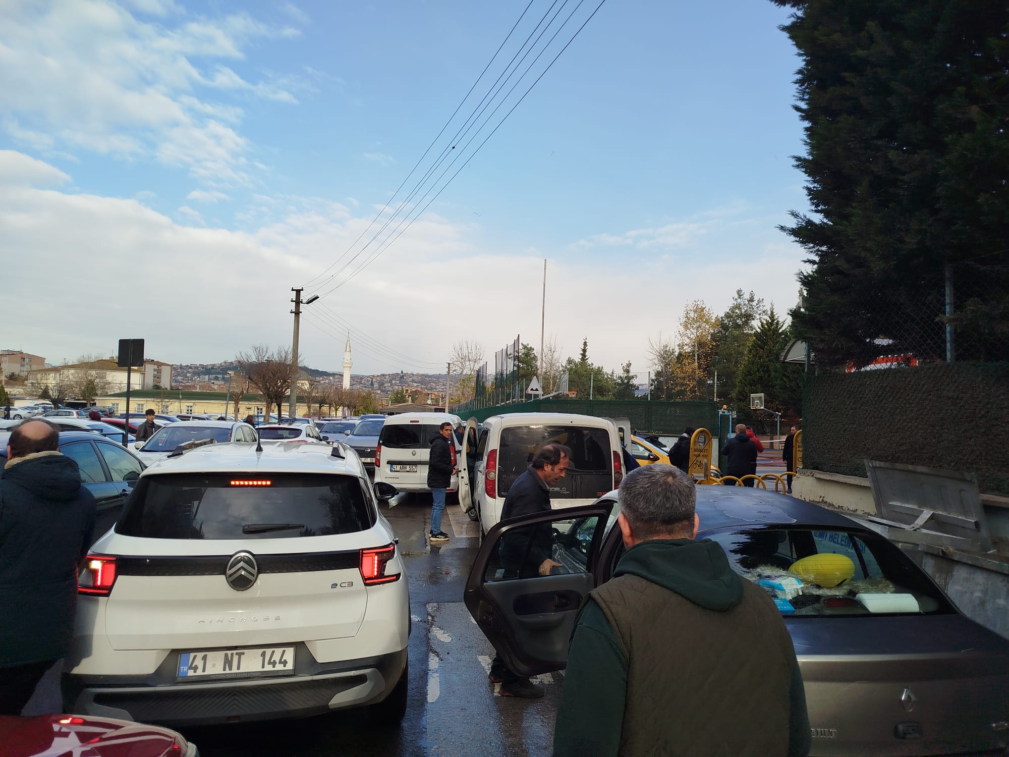 Son Dakika! Yahyakaptan Başöğretmen Lisesi'ne Silahlı Saldırı 2