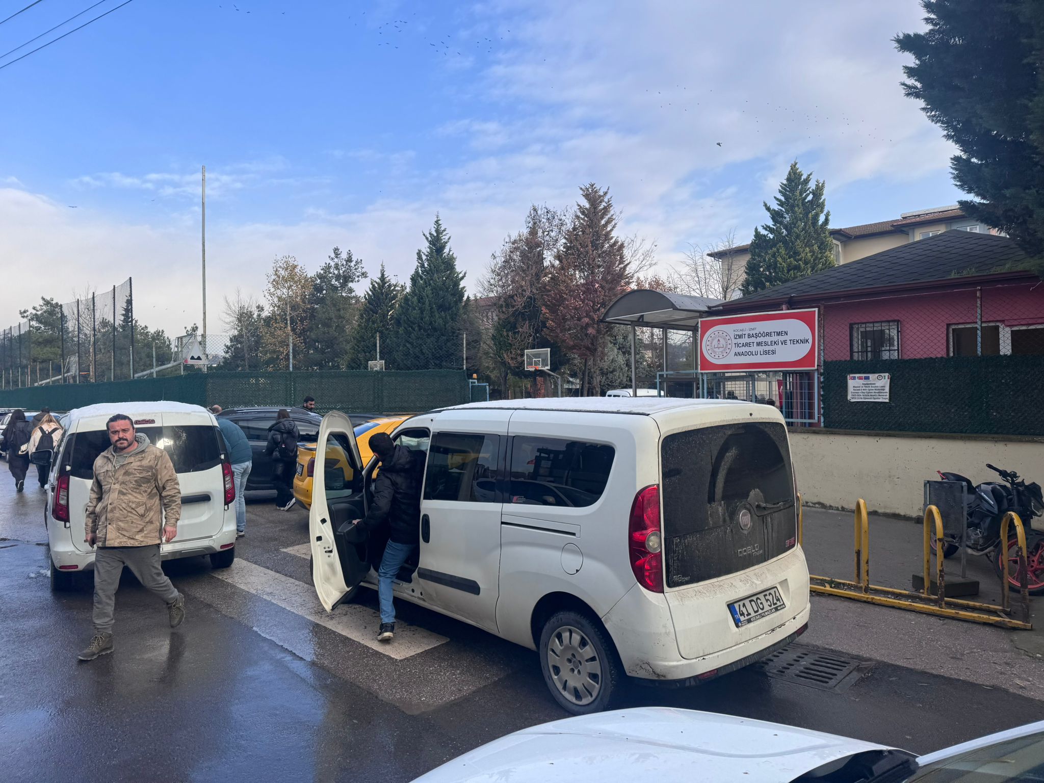 Son Dakika! Yahyakaptan Başöğretmen Lisesi'ne Silahlı Saldırı7