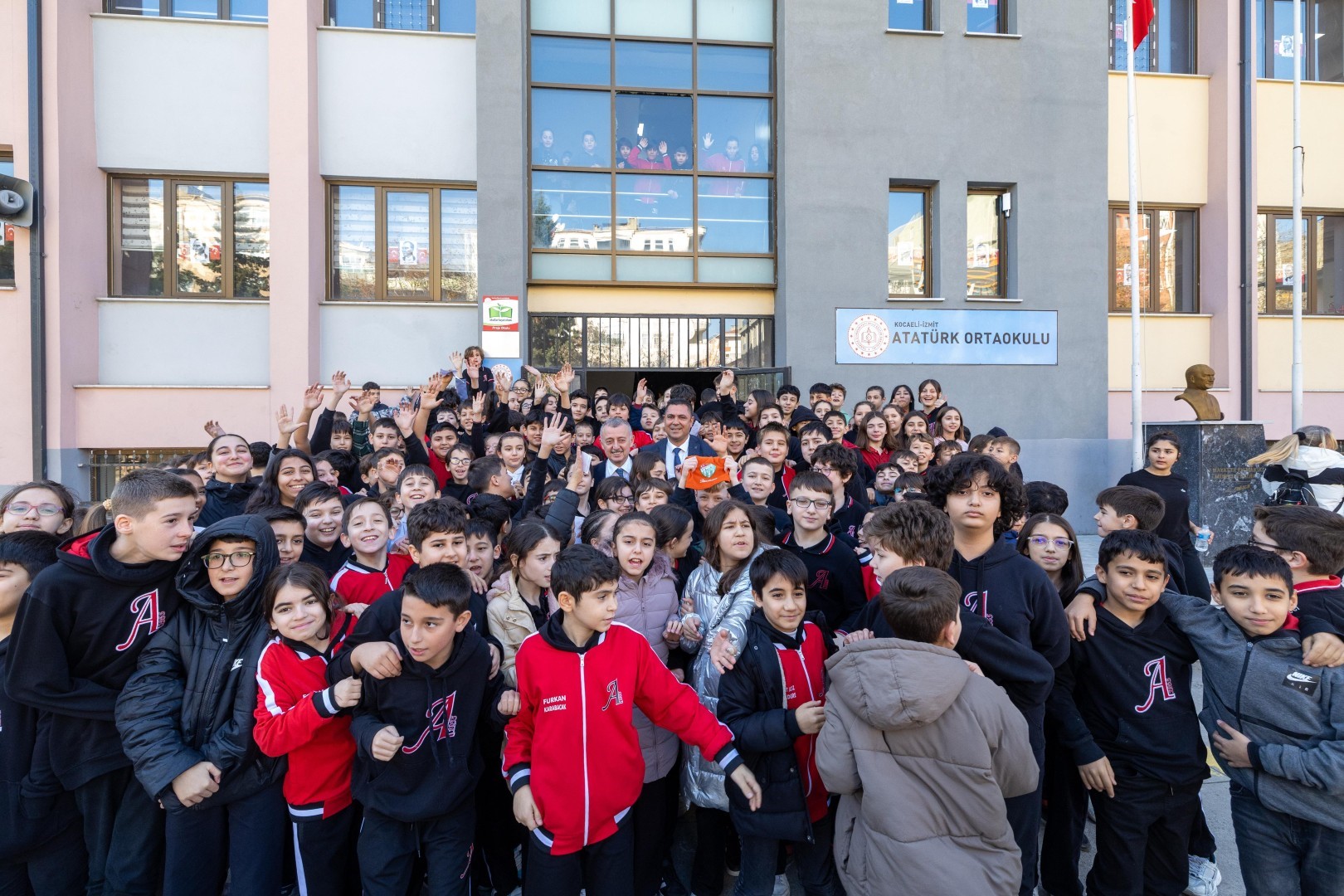 Tahir Büyükakın, Sınıf Başkanı Berat’ın Seçim Vaadini Yerine Getirdi 02