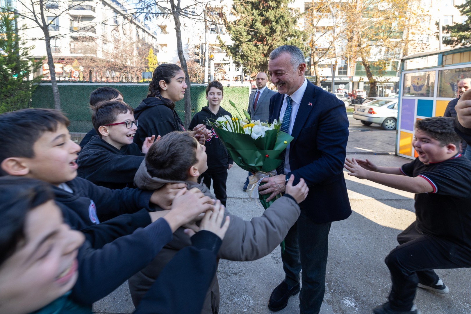 Tahir Büyükakın, Sınıf Başkanı Berat’ın Seçim Vaadini Yerine Getirdi 04