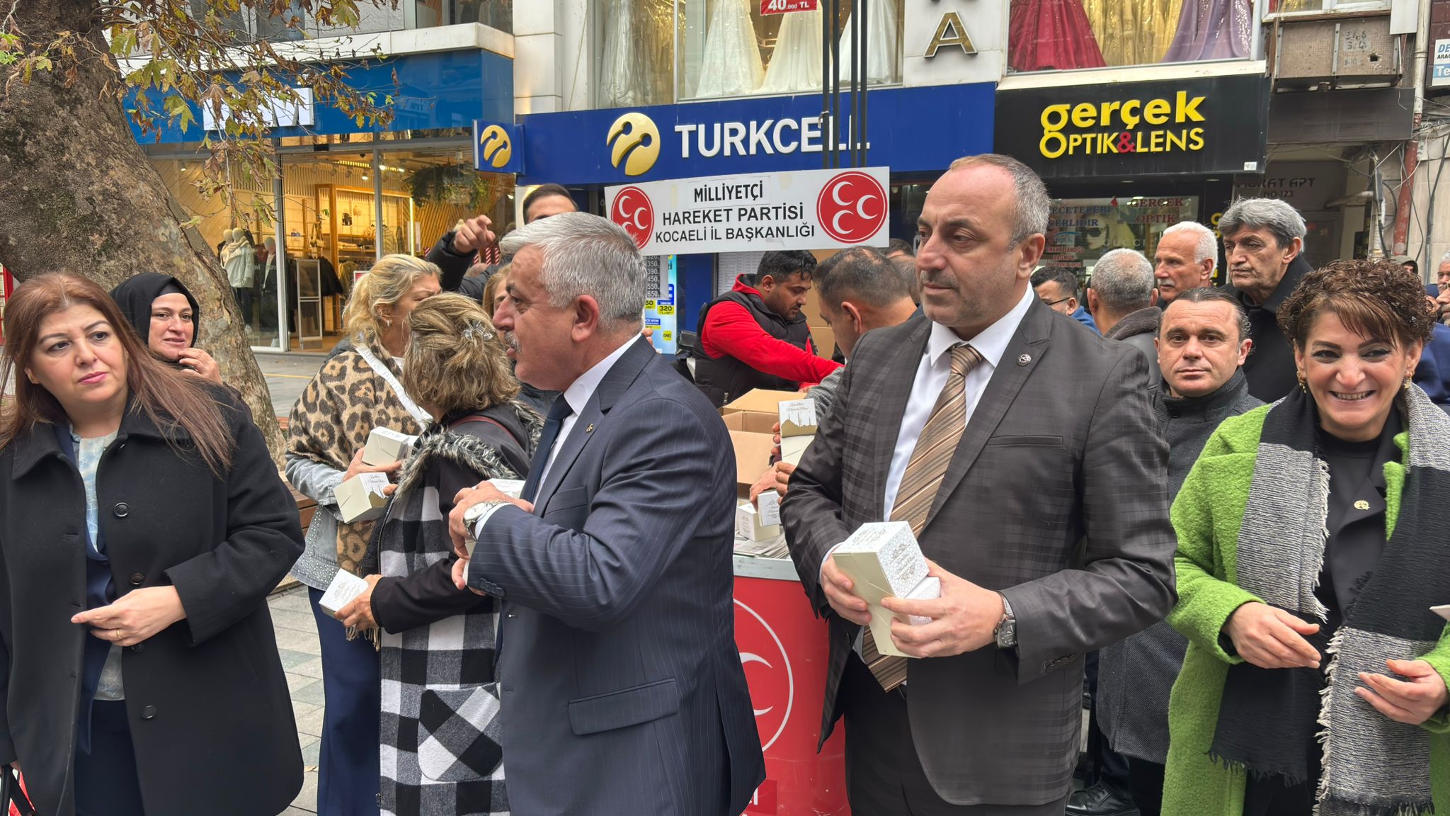 Tuncay Batı Ve İlker Kazan İzmit'te Kandil Simidi Dağıttı 2