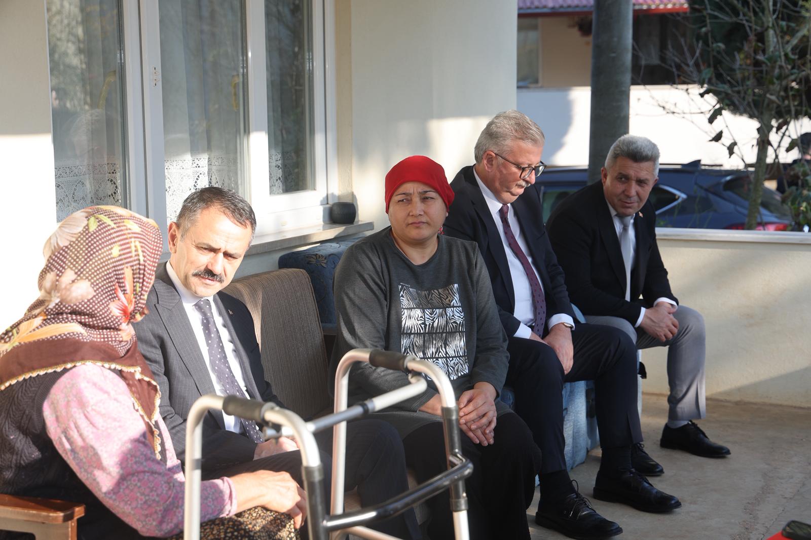 Vali Aktaş’tan Kandıra’da Şehit Ailesi Ve Gaziye Anlamlı Ziyaret (1)