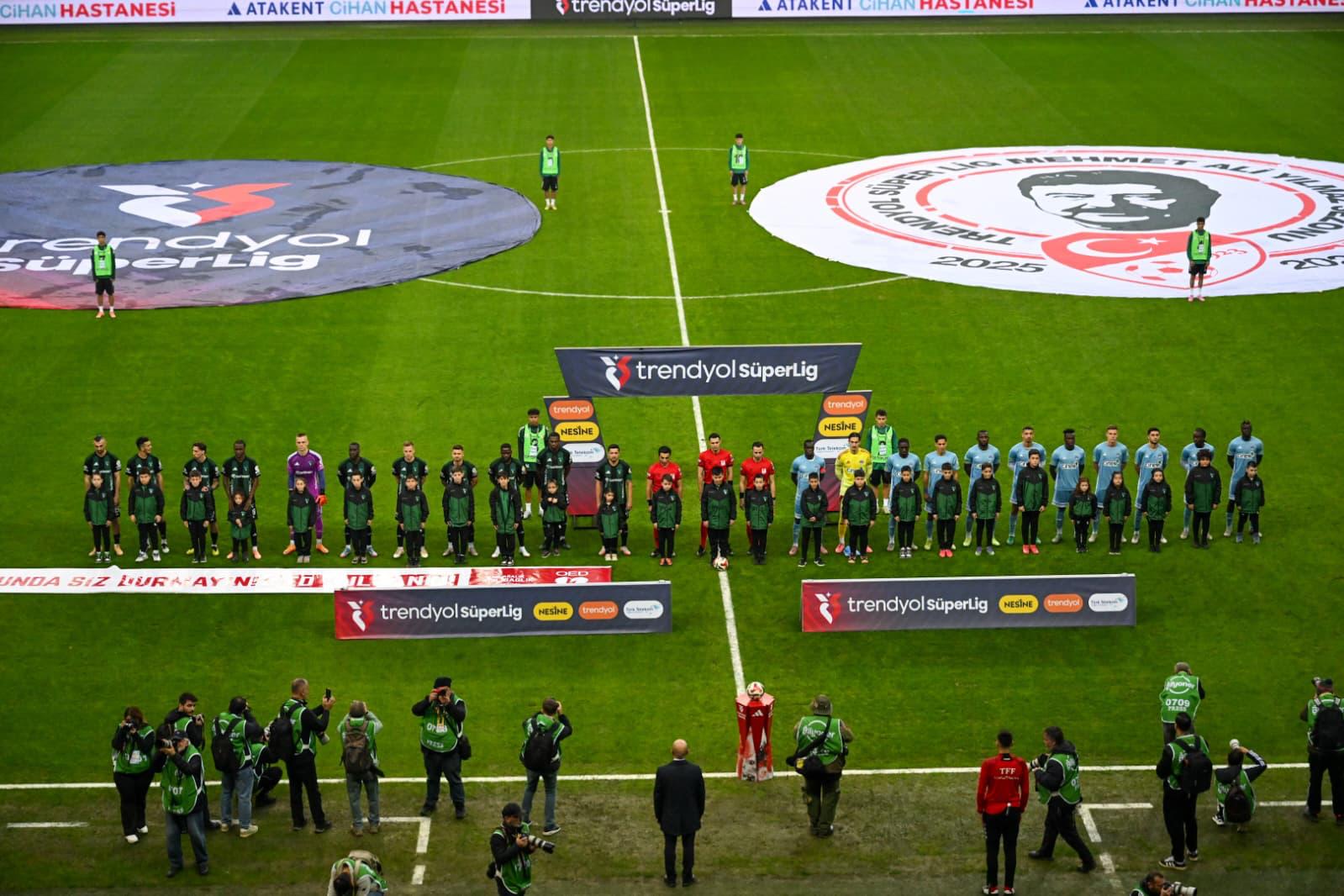 Vali İlhami Aktaş, Kocaelispor–Kasımpaşa Maçını Protokolle Birlikte İzledi-1