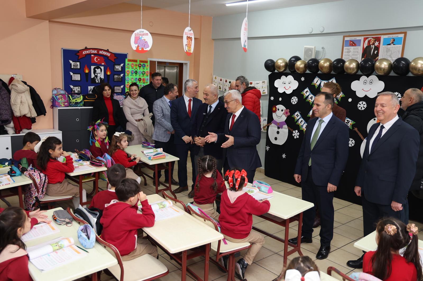 2025 2026 Eğitim Öğretim Yılı Yarıyıl Tatili Öncesinde Karne Dağıtımı Yapılan Gebze Sultan Ayhan İlkokulu’nda Öğrenciler, Protokol Üyelerinin Katılımıyla Karne Heyecanını Birlikte Yaşadı (1)