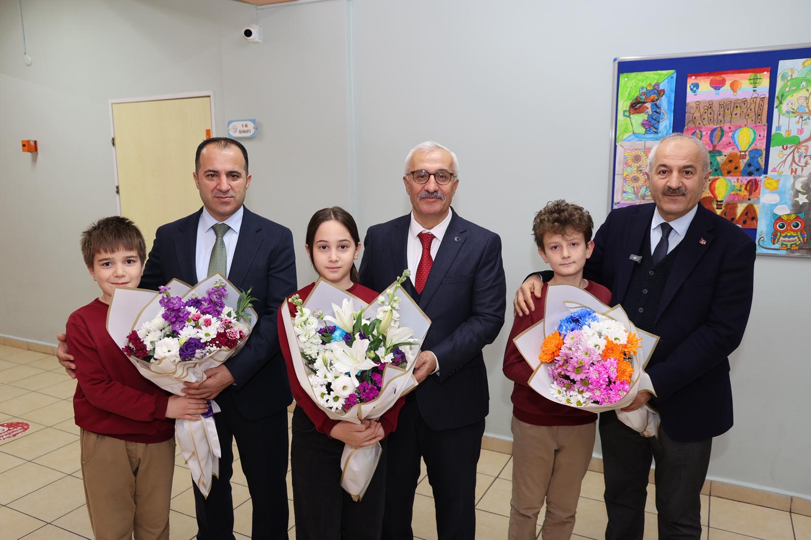 2025 2026 Eğitim Öğretim Yılı Yarıyıl Tatili Öncesinde Karne Dağıtımı Yapılan Gebze Sultan Ayhan İlkokulu’nda Öğrenciler, Protokol Üyelerinin Katılımıyla Karne Heyecanını Birlikte Yaşadı (4)