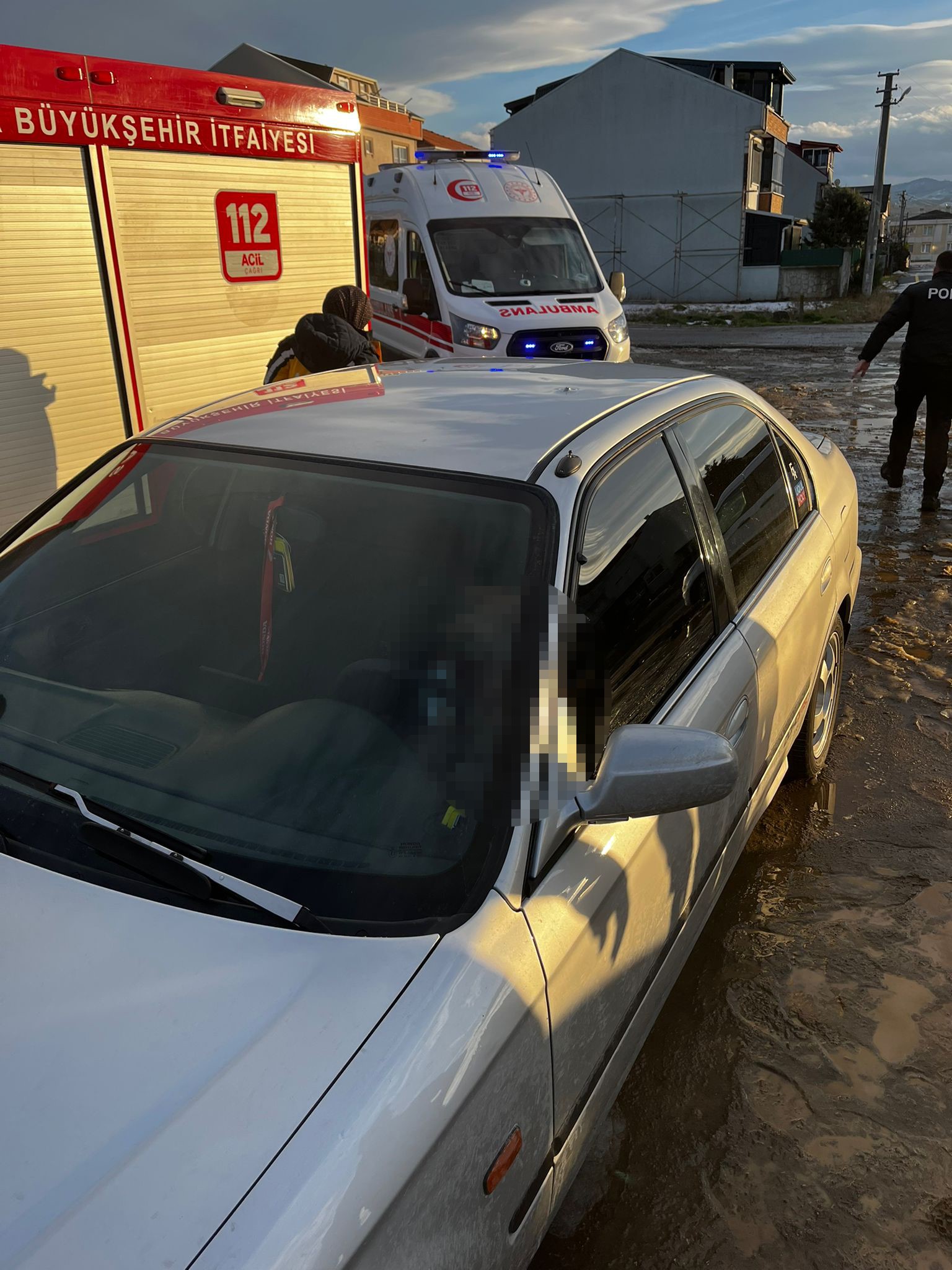 23 Yaşındaki Genç Araç İçinde Silahla Vurulmuş Halde Bulundu (3)