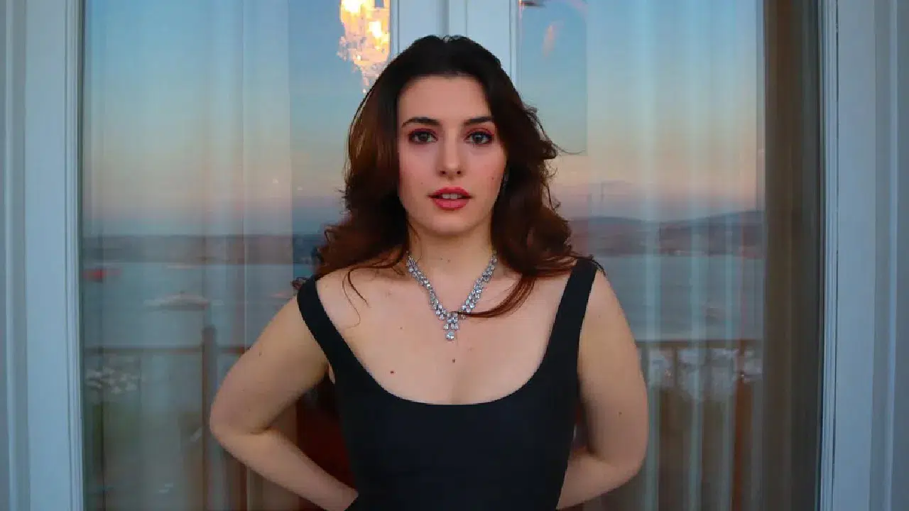 Abi̇ Dizisinin Melek’i Asude Kalebek Kimdir, Kaç Yaşında, Nereli-2