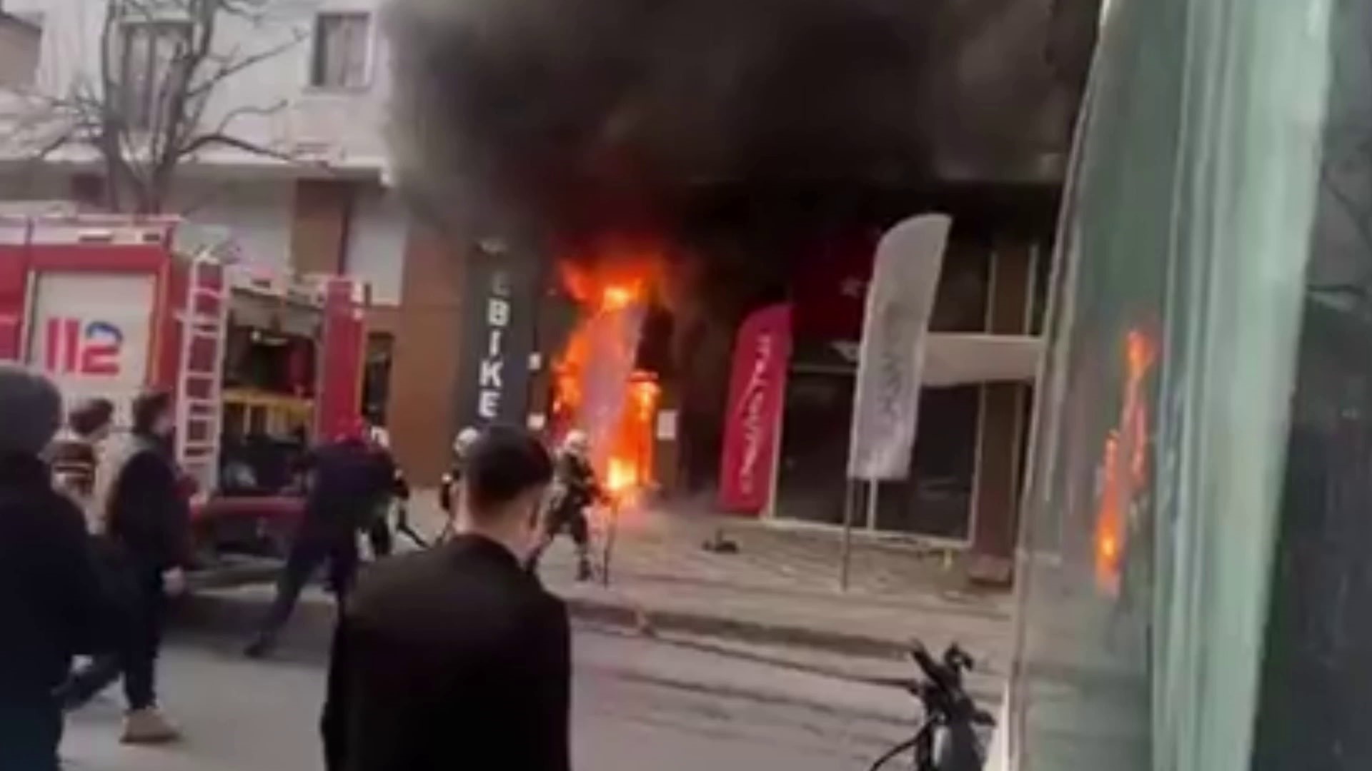 Bisiklet Tamir Dükkanında Yangın Patlamalar Mahalleliyi Sokağa Döktü (1)