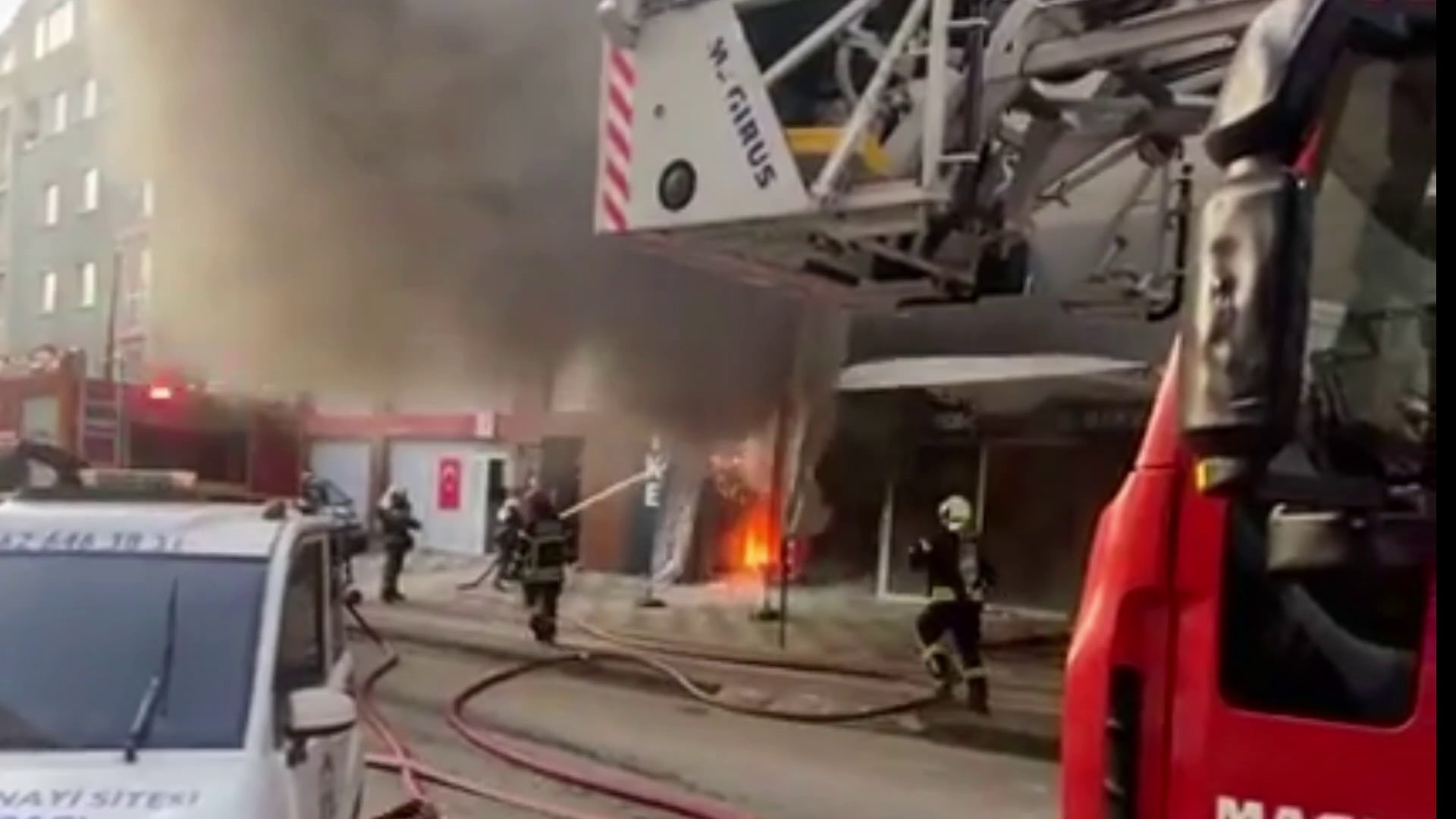 Bisiklet Tamir Dükkanında Yangın Patlamalar Mahalleliyi Sokağa Döktü (3)