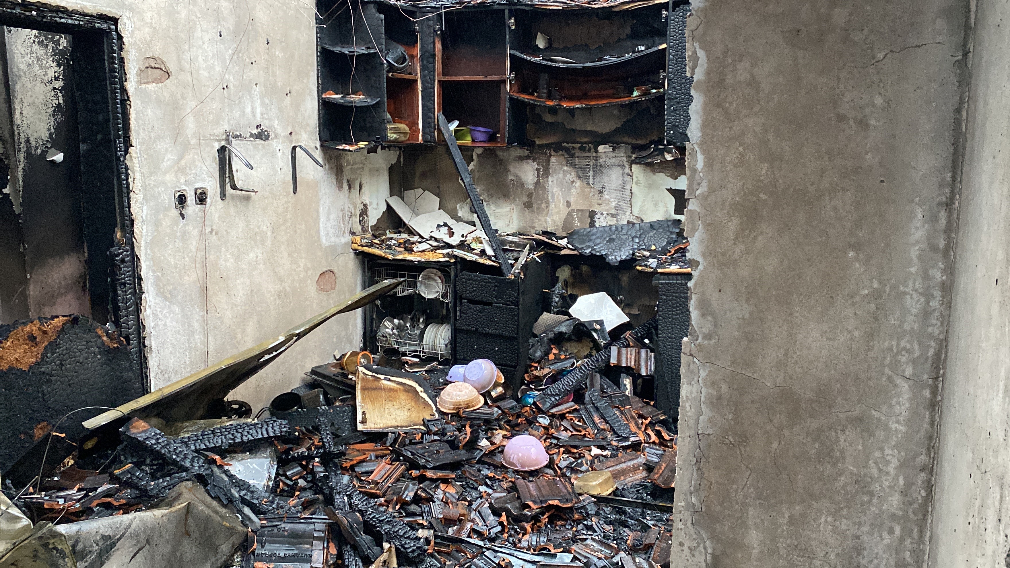 Çatılar Uçtu, Bir Ev Küle Döndü7 (1)