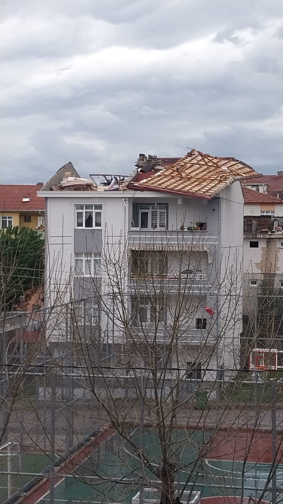 Çatılar Uçtu, Bir Ev Küle Döndü7 (3)