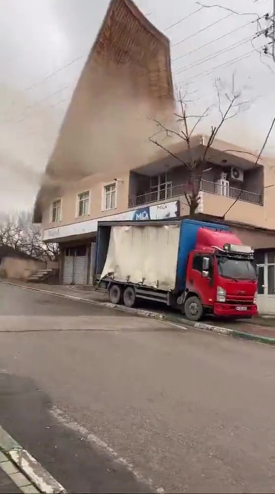 Çatılar Uçtu, Bir Ev Küle Döndü7 (4)