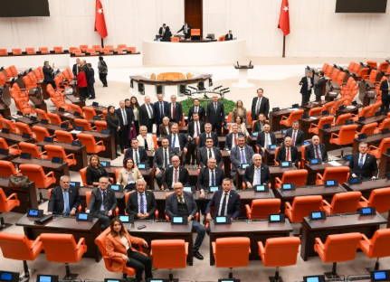 Chp Kocaeli Milletvekili Harun Özgür Yıldızlı, Emekli Maaşlarının Artırılması Için Tbmm Genel Kurulu’nda Nöbete Başladı “Emekli Lütuf Değil, Hakkını Istiyor!” (3)