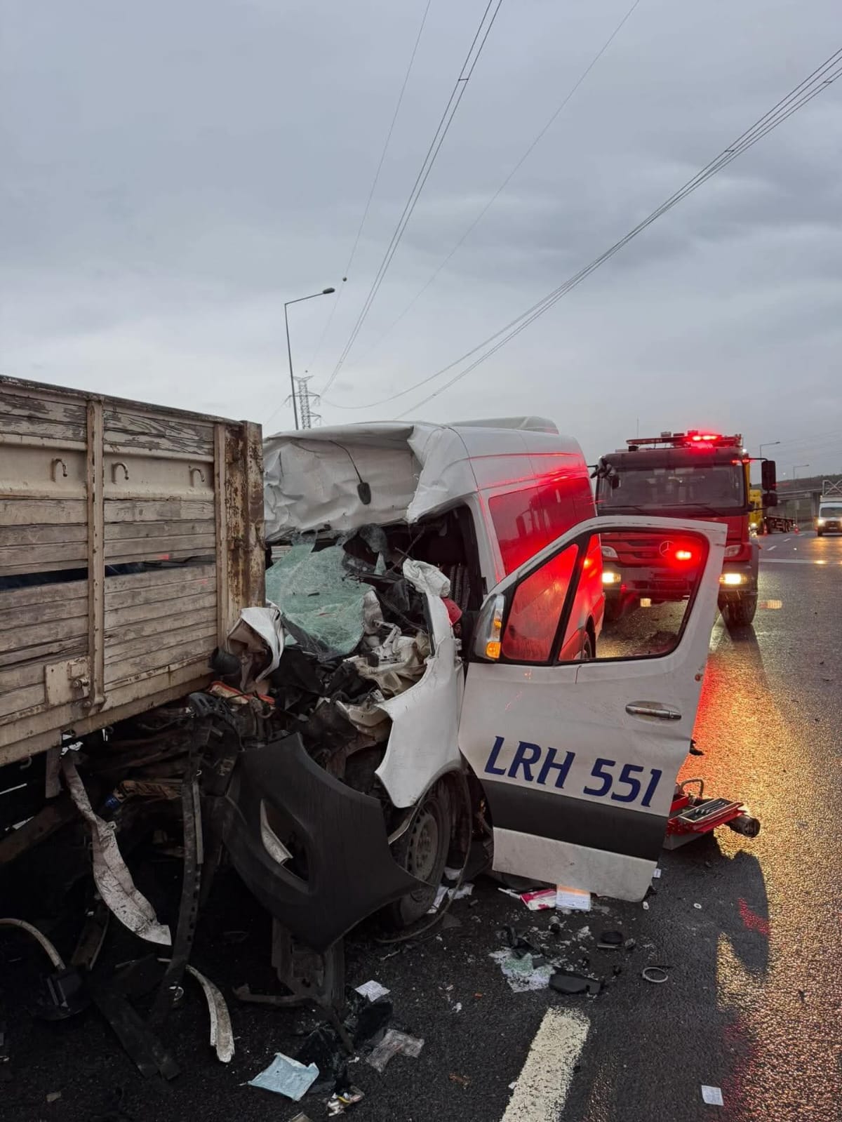 Dilovası’nda Can Pazarı! Araçta Sıkışanlar Kurtarıldı (1)-1