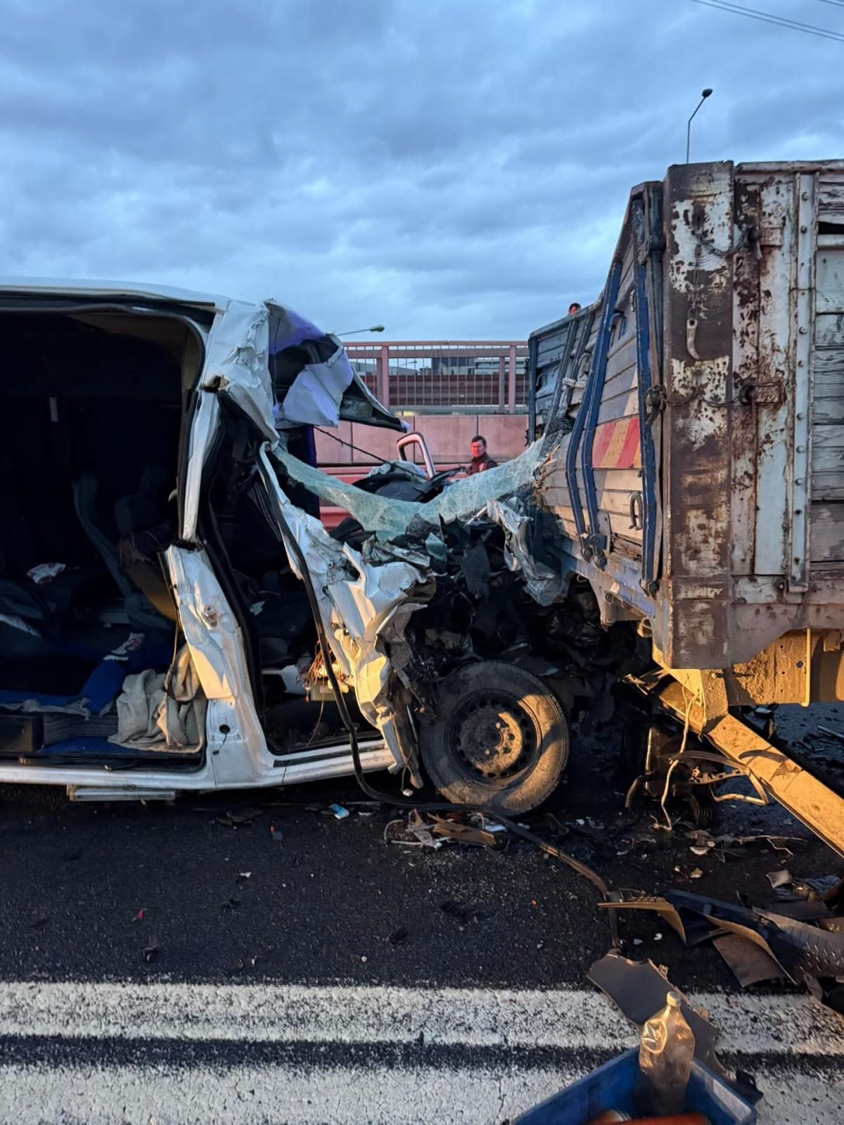 Dilovası’nda Can Pazarı! Araçta Sıkışanlar Kurtarıldı (2)