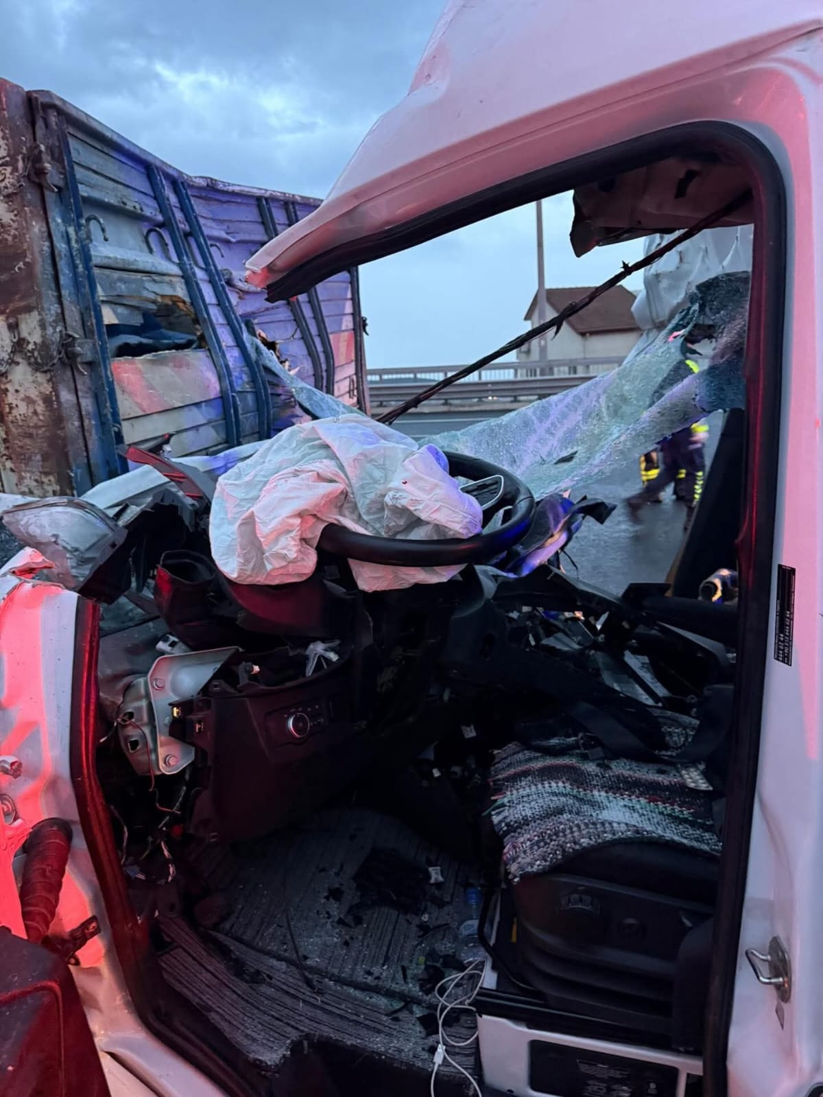 Dilovası’nda Can Pazarı! Araçta Sıkışanlar Kurtarıldı (3)