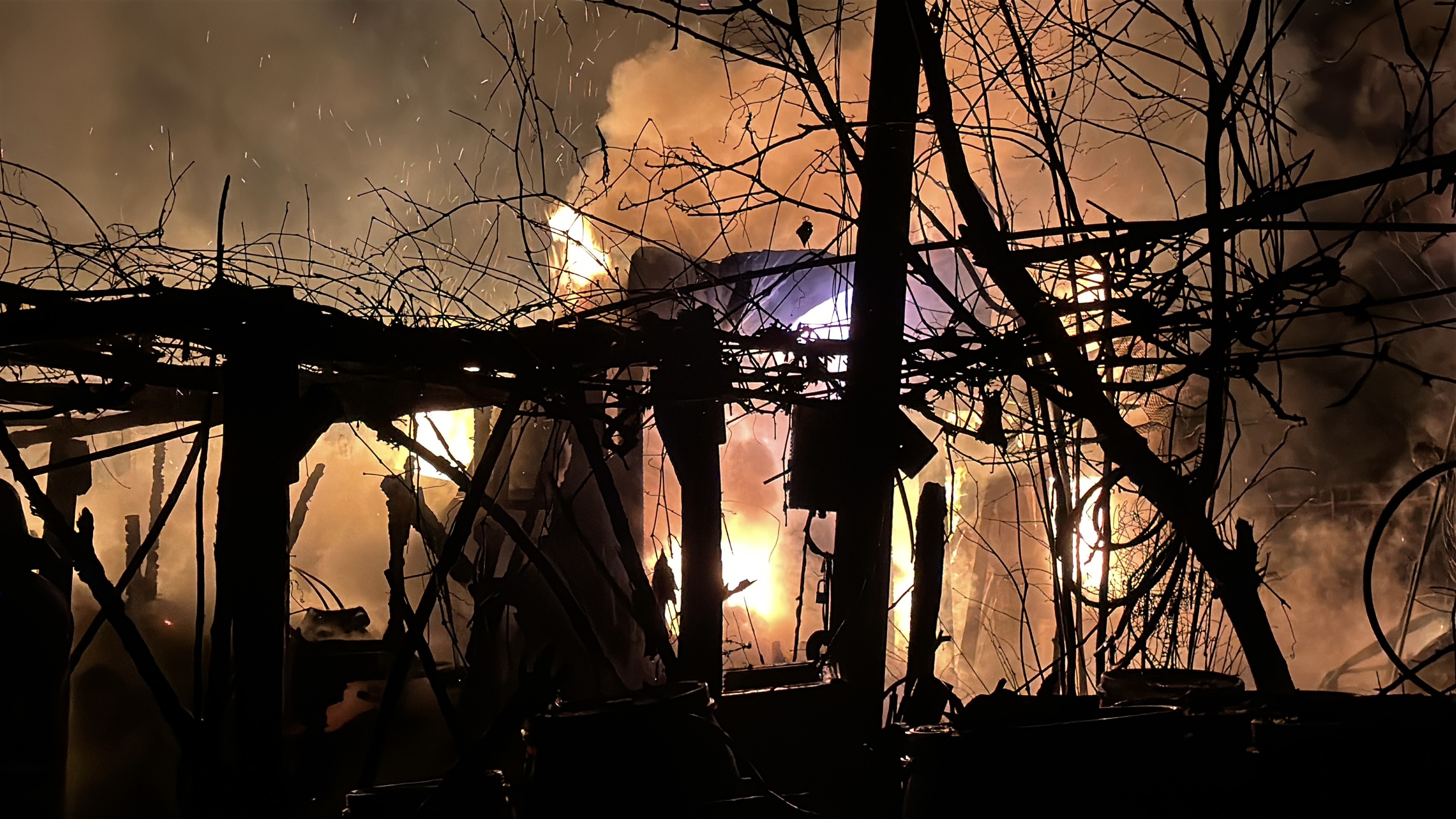 Düzce’de Bir Evin Ardiye Kısmında Çıkan Yangın, Itfaiyenin Zamanında Müdahalesiyle Iki Katlı Eve Sıçramadan Söndürüldü (3)