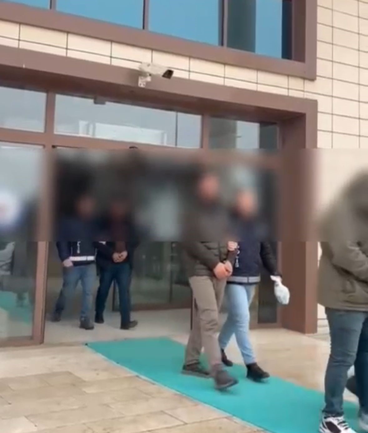 Düzce’de Düzenlenen Göçmen Kaçakçılığı Operasyonunda, Kamyon Kasasında 14 Afganistan Uyruklu Düzensiz Göçmen Yakalandı; 3 Şüpheli Tutuklandı (5)