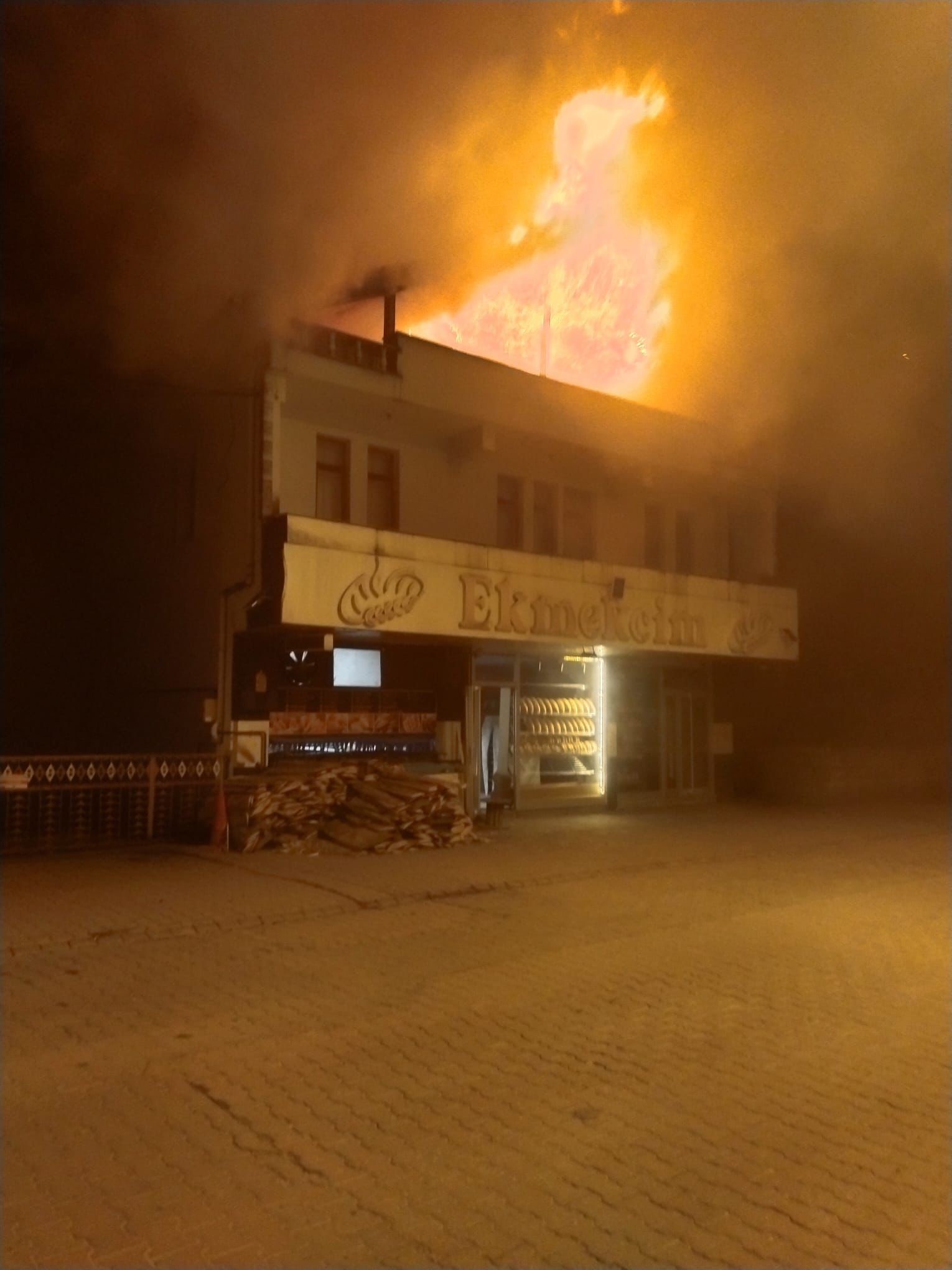 Ekmek Fırınında Korkutan Yangın Çatı Küle Döndü (3)