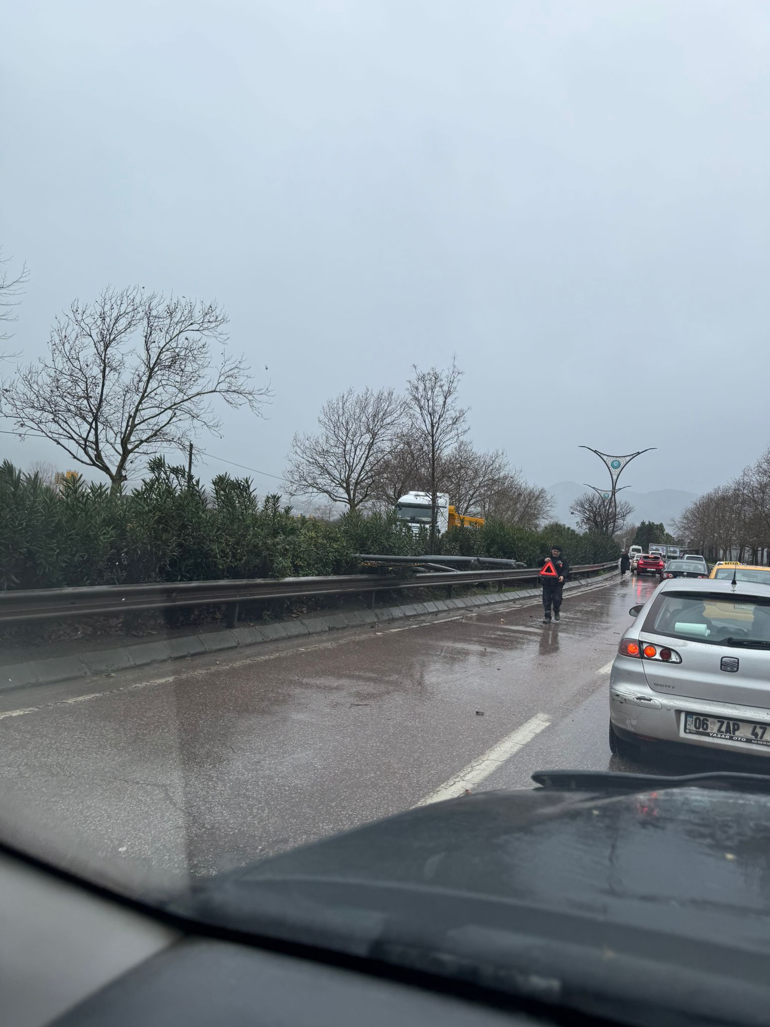 Eski Gölcük Yolunda Elektrik Direğini Devirdi İki Araçta Maddi Hasar