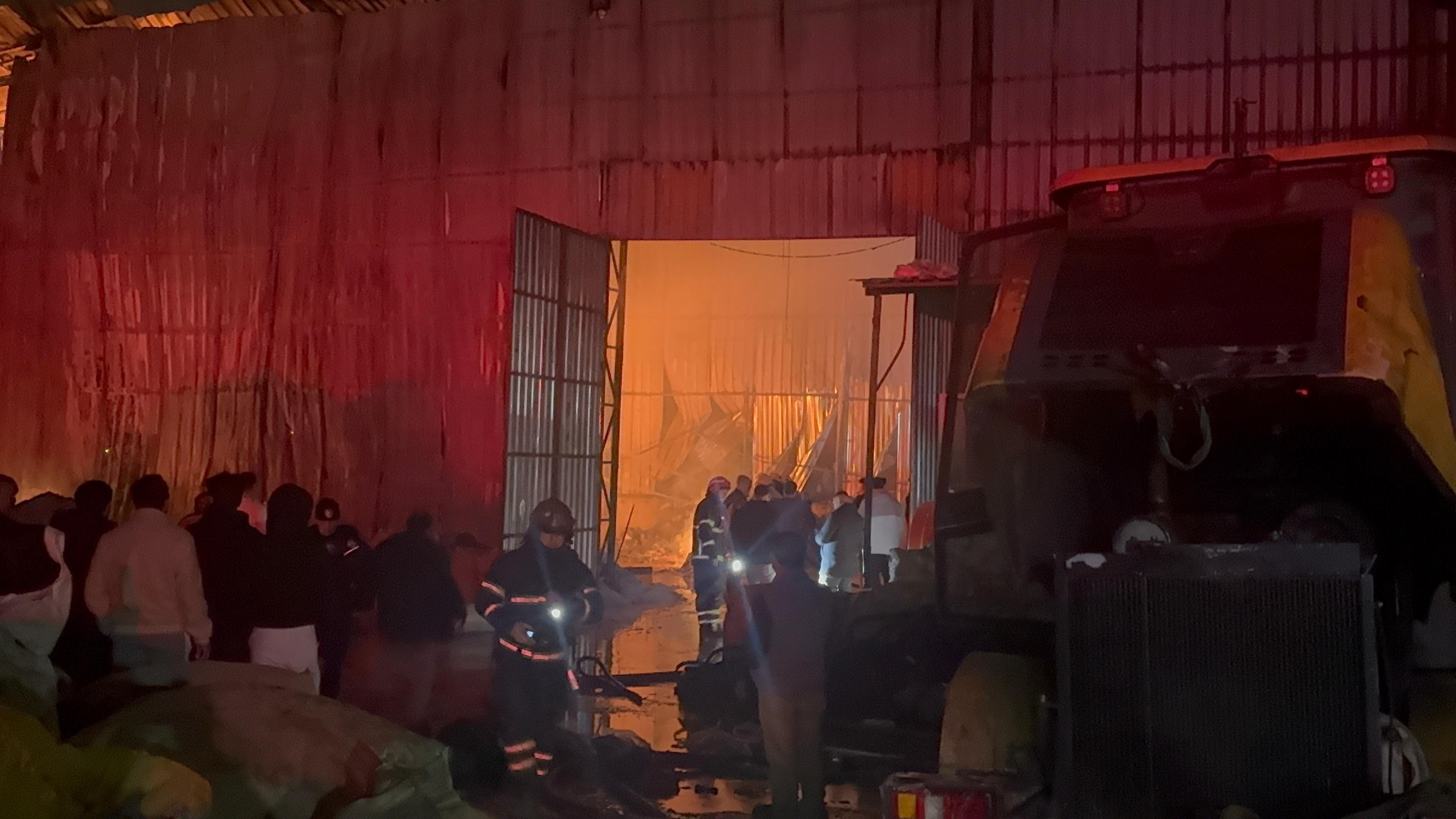 Gebze’de Depo Yangını Alevler Gökyüzünü Aydınlattı (3)