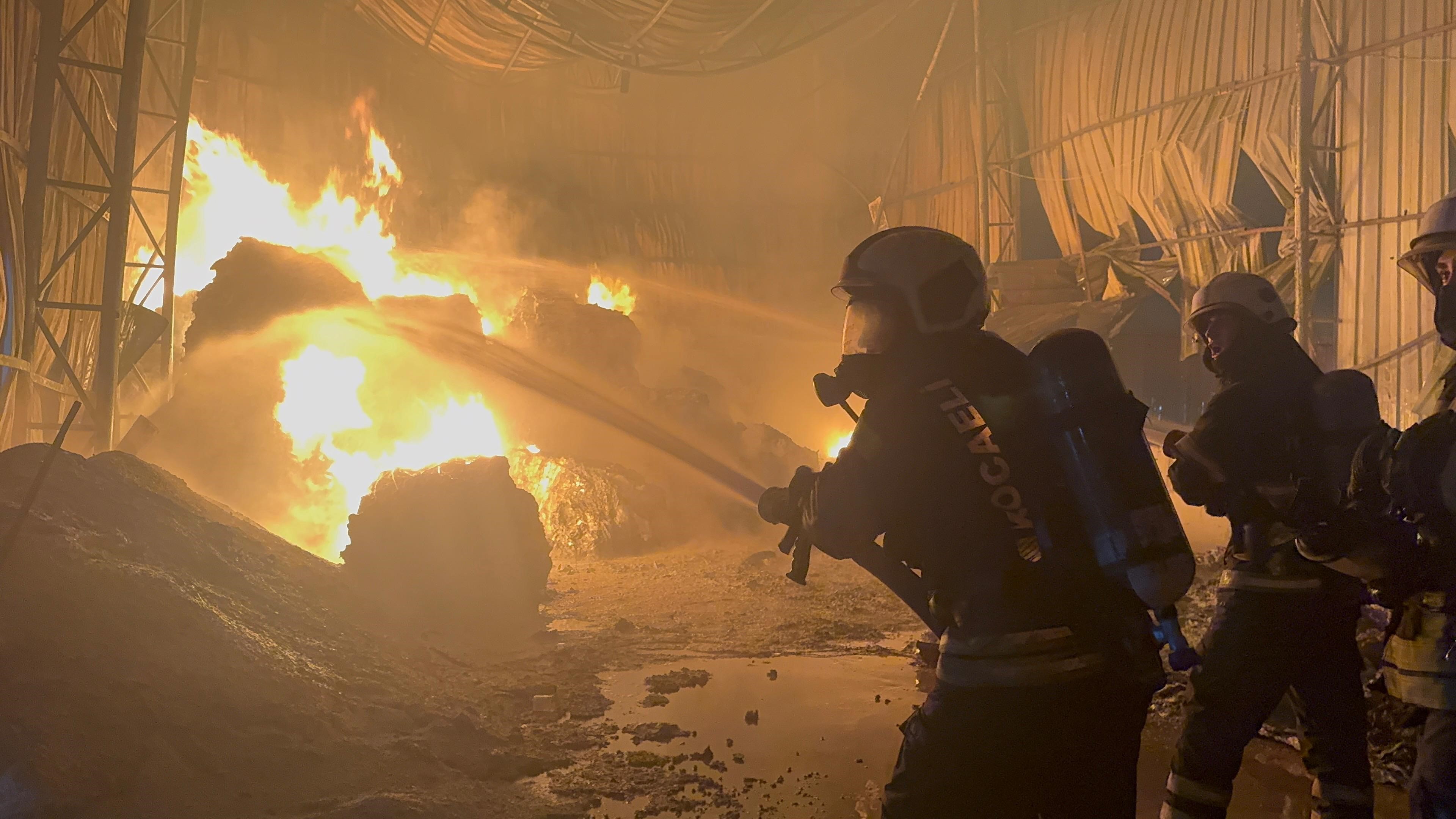 Gebze’de Depo Yangını Alevler Gökyüzünü Aydınlattı (4)