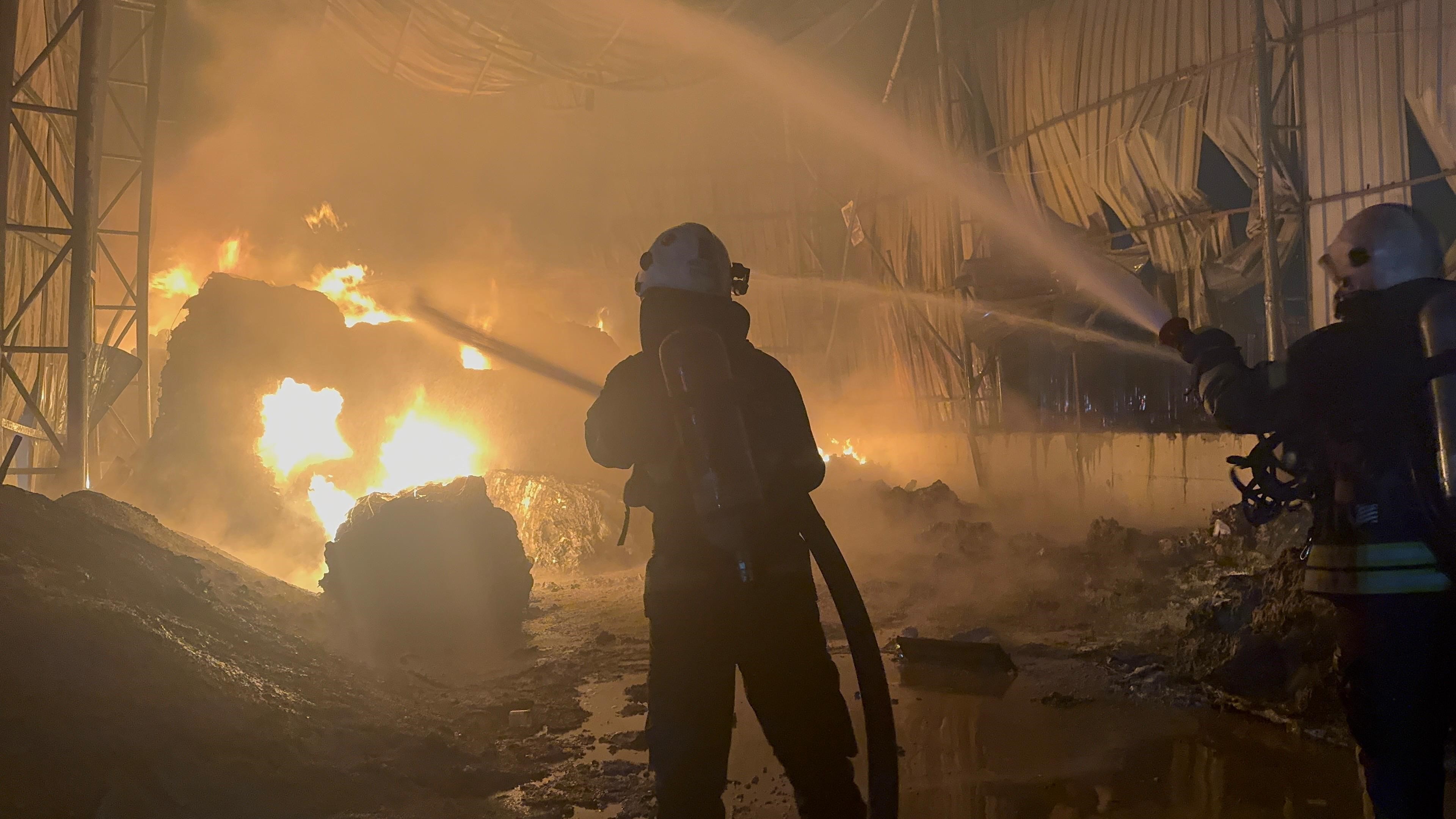 Gebze’de Depo Yangını Alevler Gökyüzünü Aydınlattı (6)