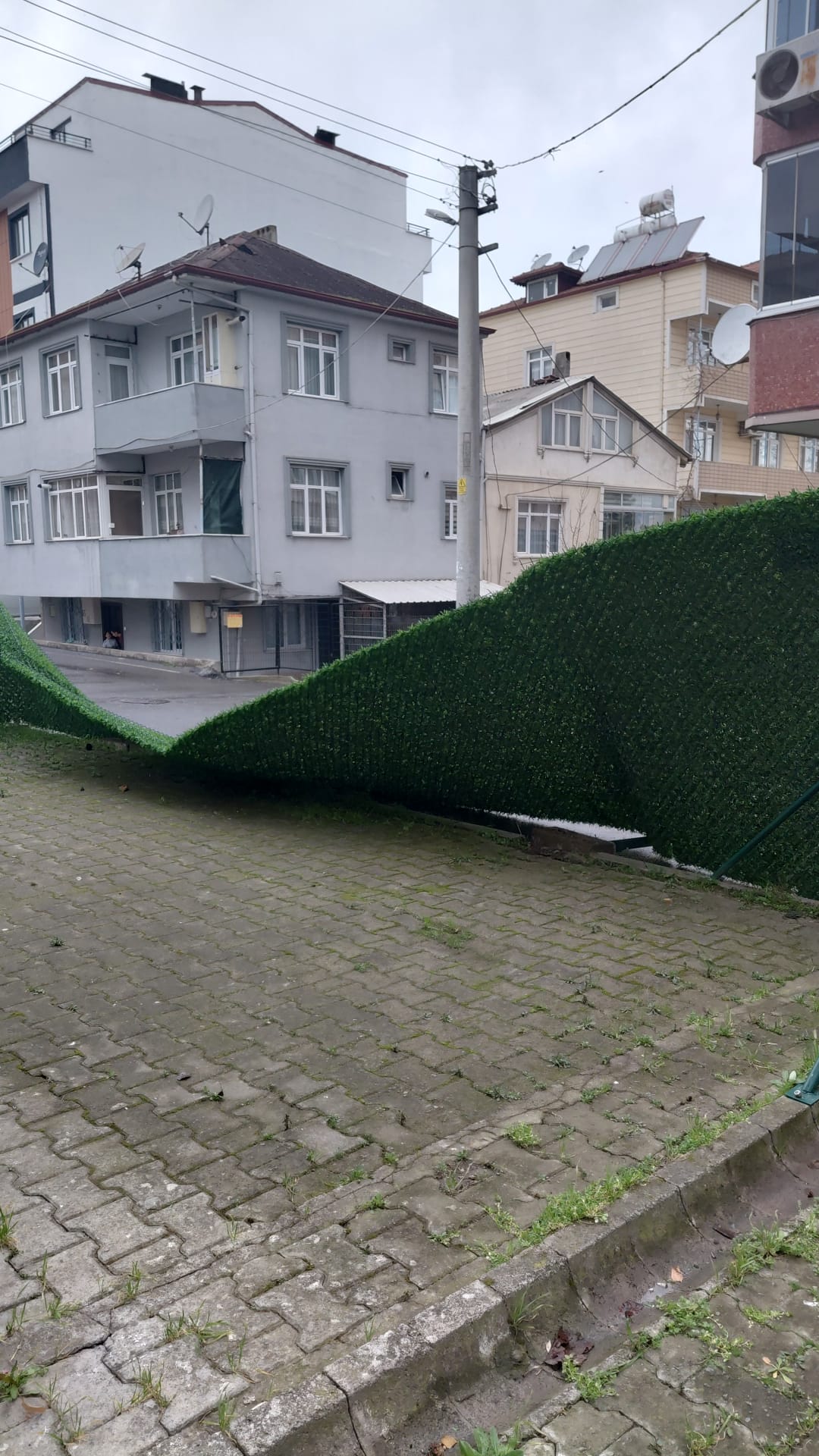 Gebze’de Fırtına Aniden Bastırdı! Araçlar Zarar Gördü (1)-1