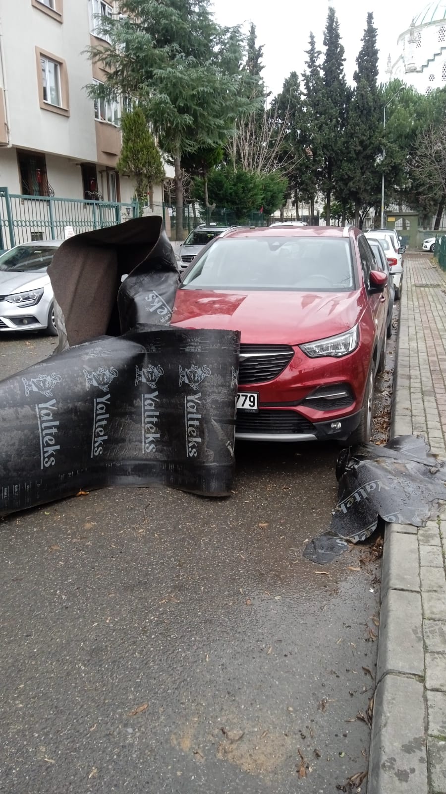 Gebze’de Fırtına Aniden Bastırdı! Araçlar Zarar Gördü (2)