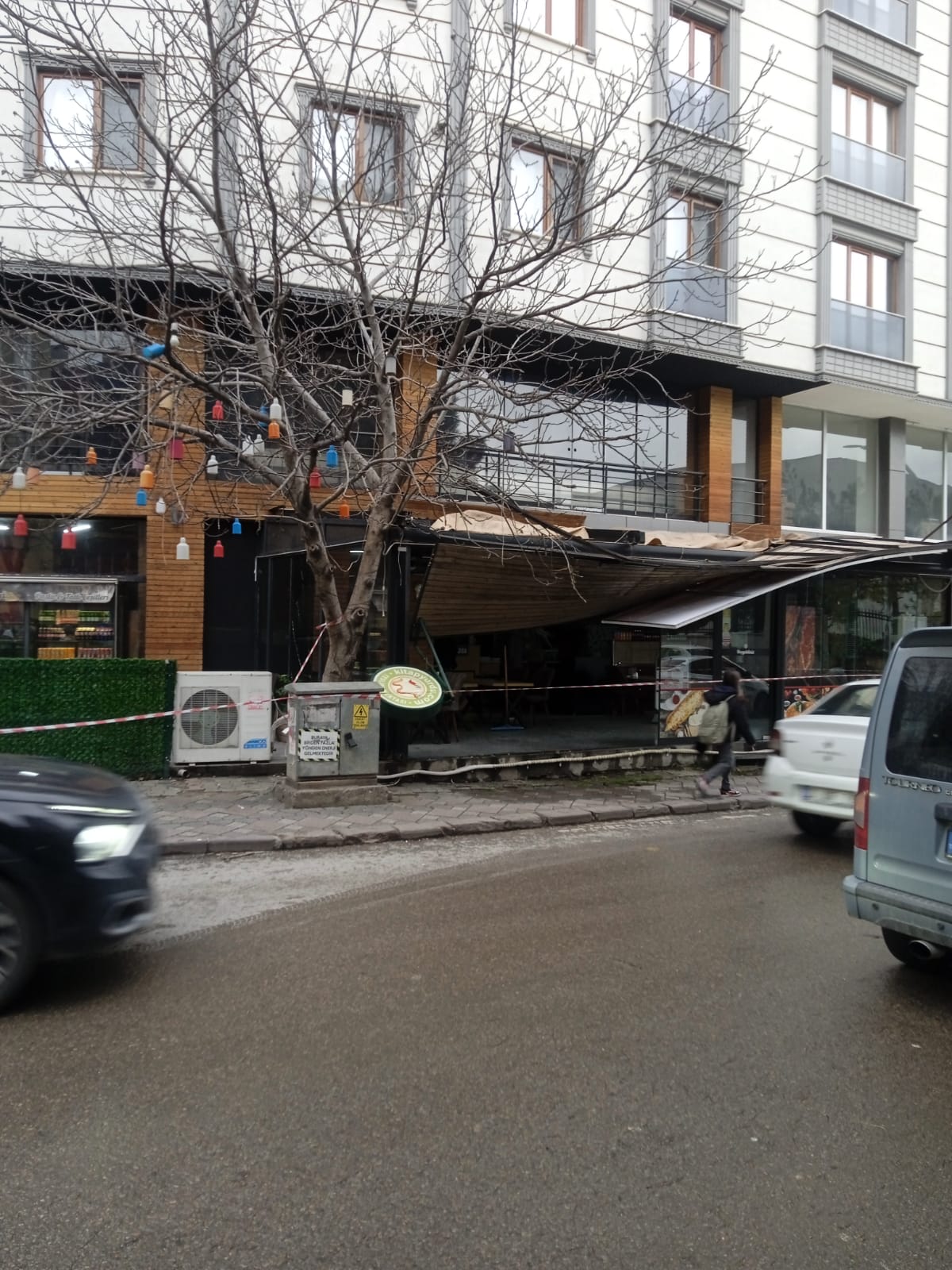 Gebze’de Fırtına Aniden Bastırdı! Araçlar Zarar Gördü (3)