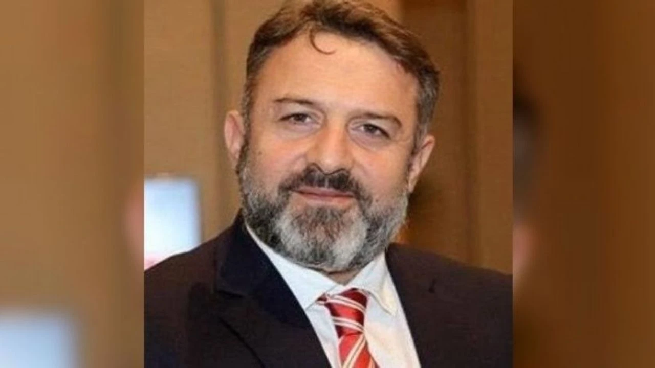 Geçmişte Temsil Ettiği İsimler Şaşırttı!-1