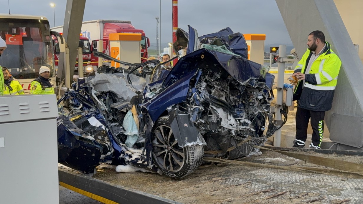 Gi̇şelerde Feci̇ Kaza! Anne Ve Baba Hayatini Kaybetti̇, Çocuk Ağir Yarali (1)