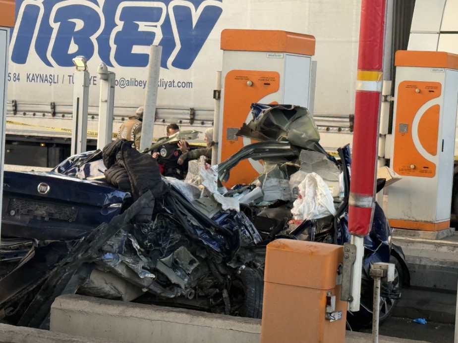 Gi̇şelerde Feci̇ Kaza! Anne Ve Baba Hayatini Kaybetti̇, Çocuk Ağir Yarali (2)