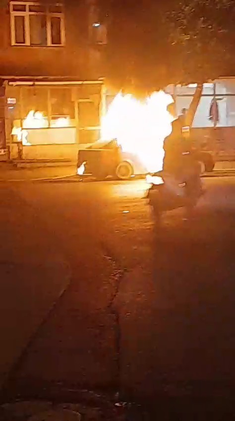 Gölcük’te Park Hali̇ndeki̇ Otomobi̇l Alev Alev Yandi (1)