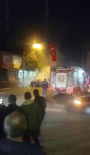Gölcük’te Park Hali̇ndeki̇ Otomobi̇l Alev Alev Yandi (3)