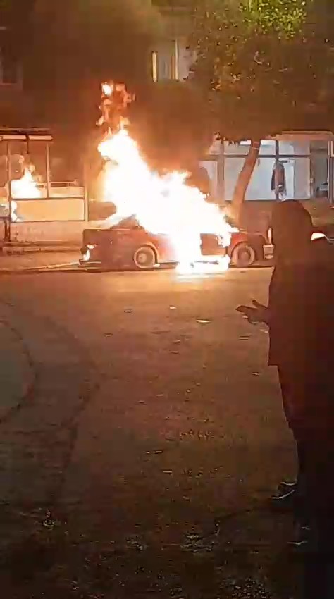 Gölcük’te Park Hali̇ndeki̇ Otomobi̇l Alev Alev Yandi (5)