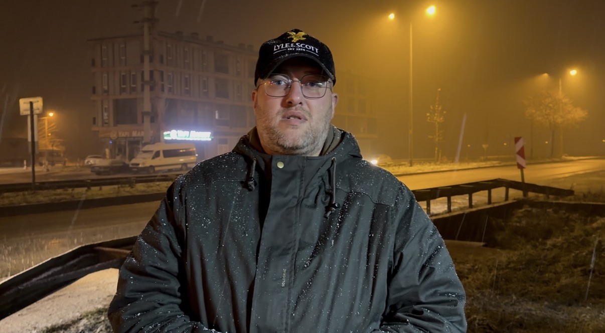 Görev Başindaki̇ Gazeteci̇lerden Anlamli Hareket Sokak Hayvanlari Unutulmadi (5)