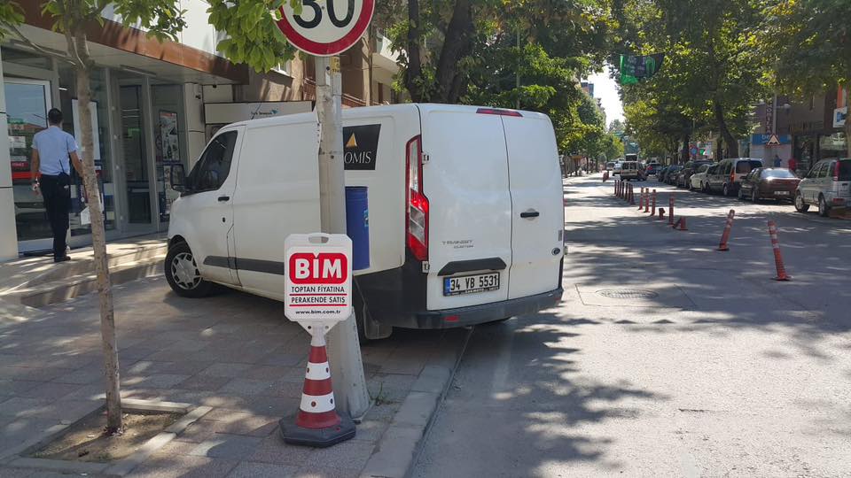 Hürriyet’ten Kaldırımlardaki Araç İşgallerine Net Açıklama (1)