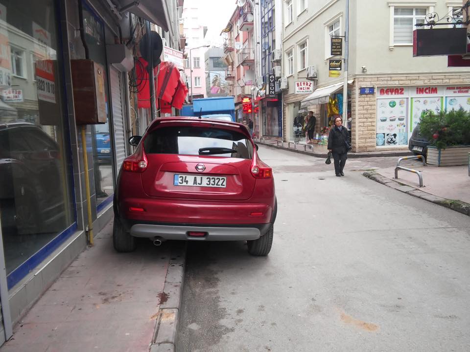 Hürriyet’ten Kaldırımlardaki Araç İşgallerine Net Açıklama (5)