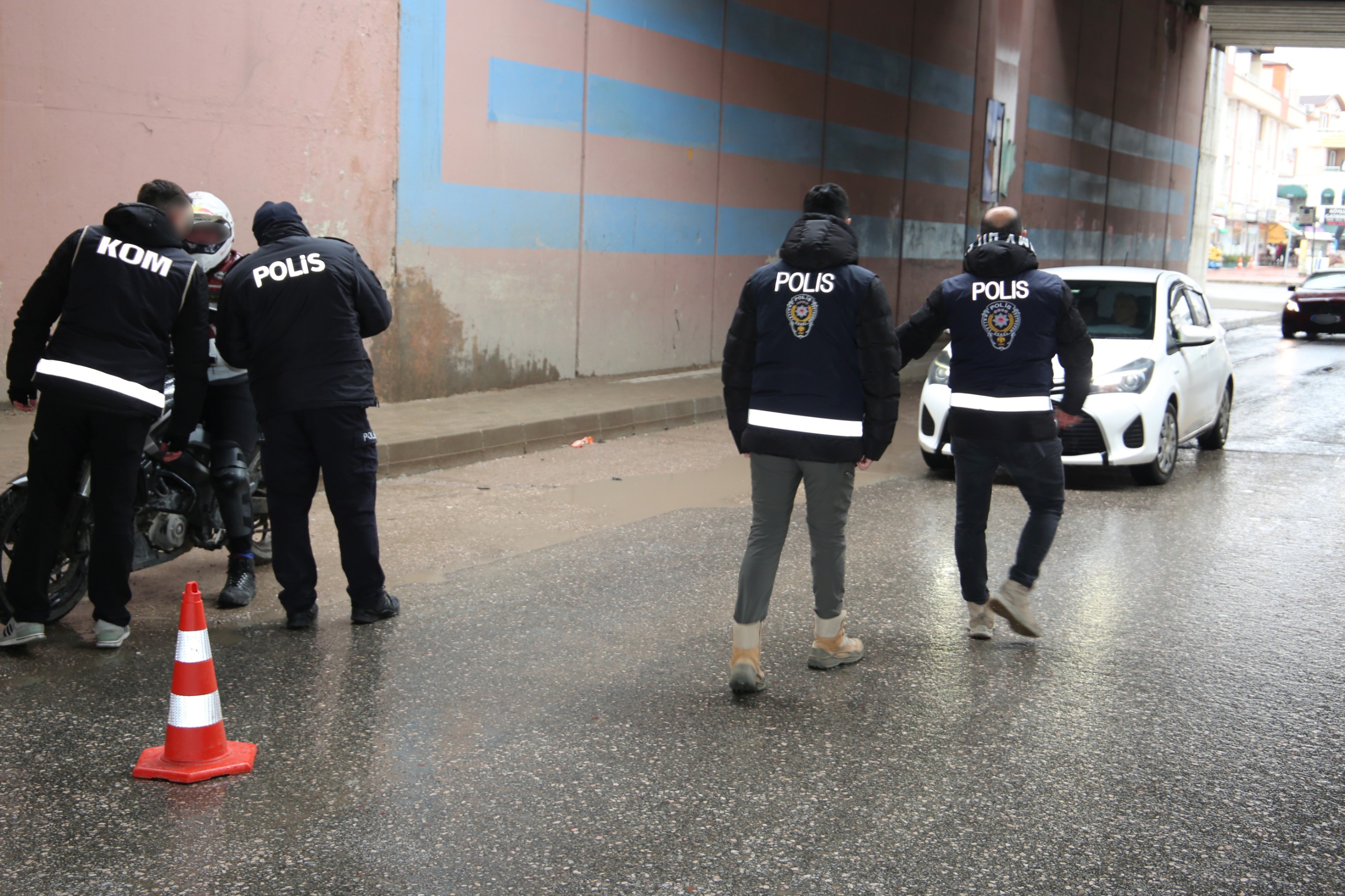 Huzurlu Sokaklar Uygulamasında 37 Aranan Şahıs Yakalandı (1)-1