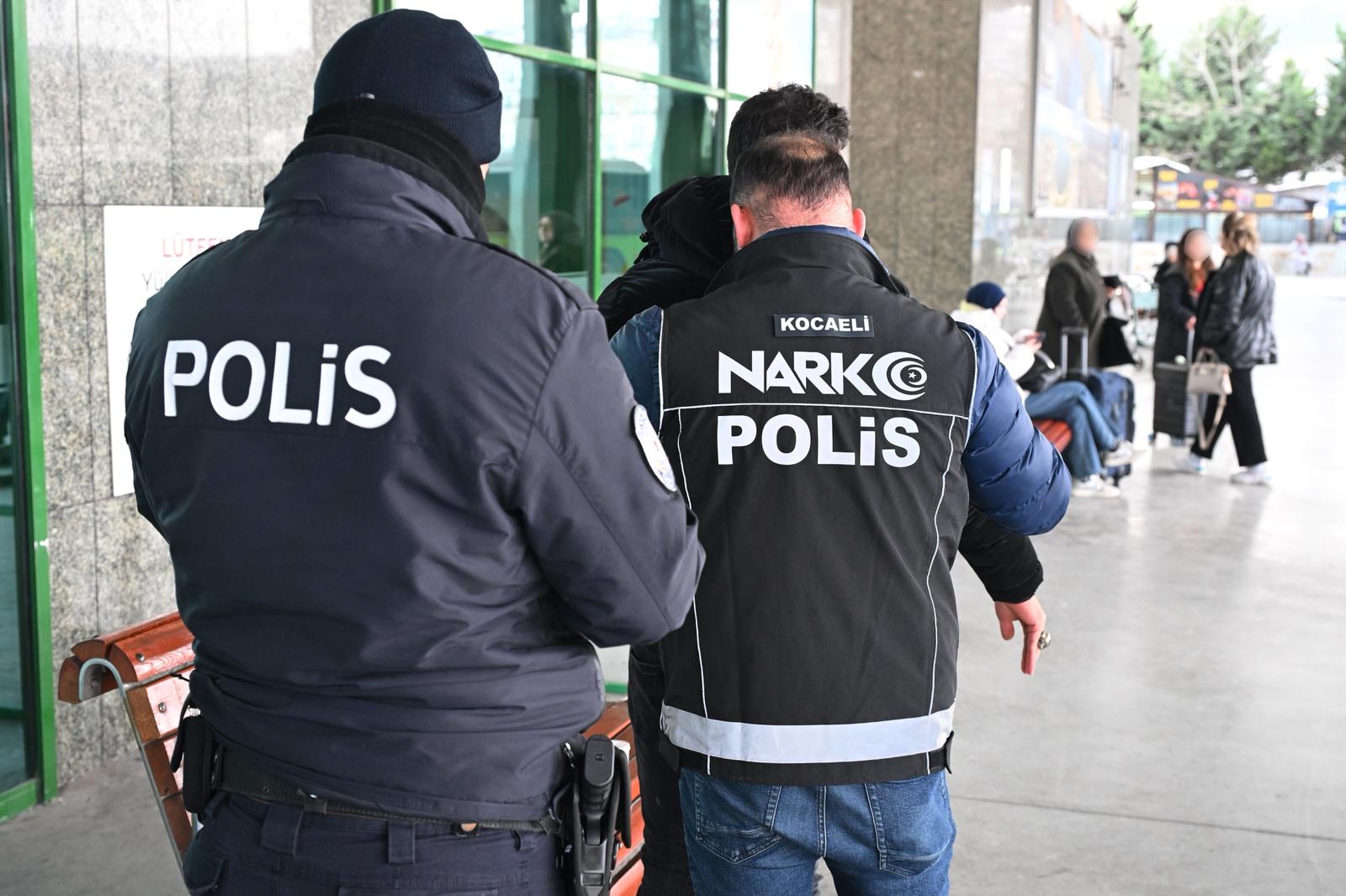 Huzurlu Sokaklar Uygulamasında 37 Aranan Şahıs Yakalandı (2)