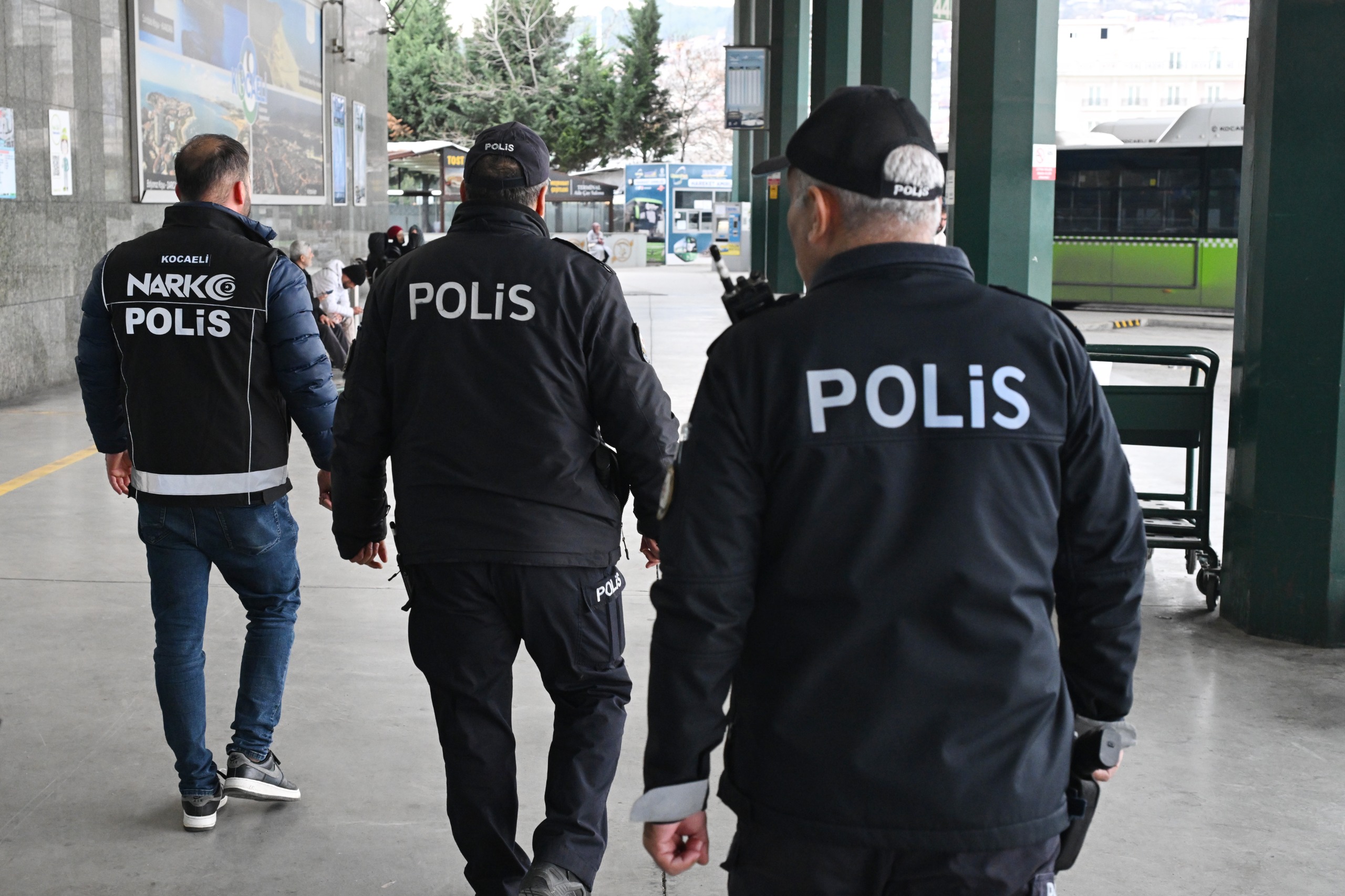 Huzurlu Sokaklar Uygulamasında 37 Aranan Şahıs Yakalandı (3)