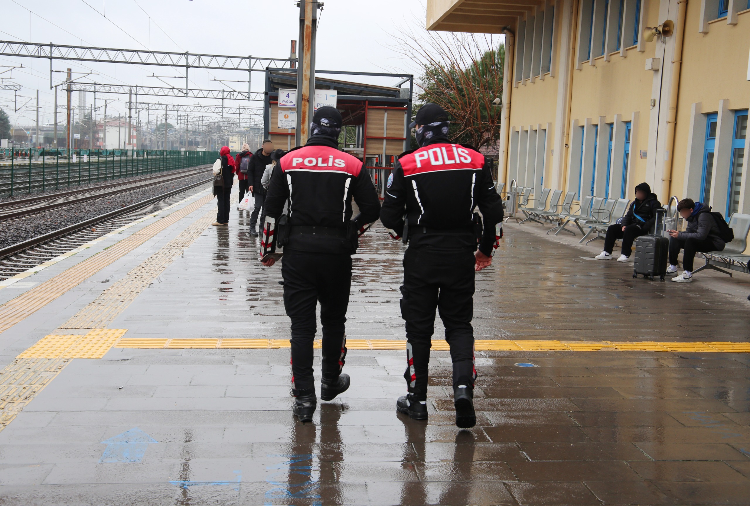 Huzurlu Sokaklar Uygulamasında 37 Aranan Şahıs Yakalandı (6)