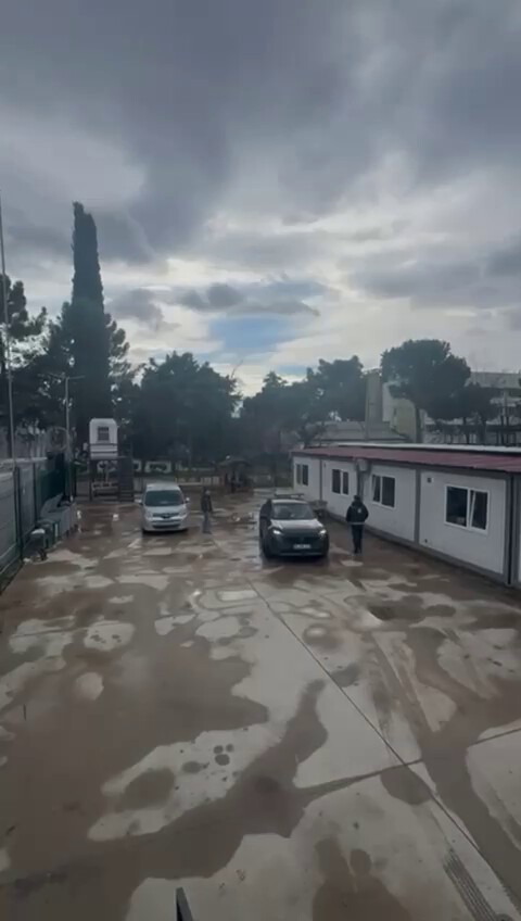 İnsan Kaçakçiliği Operasyonu 9 Göçmen Bi̇r Araçtan Çikti (1)-1